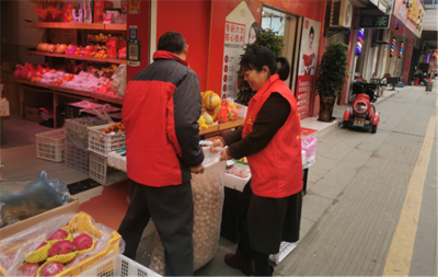 竹山縣市場監(jiān)管局志愿服務進門店 優(yōu)化營商環(huán)境促發(fā)展